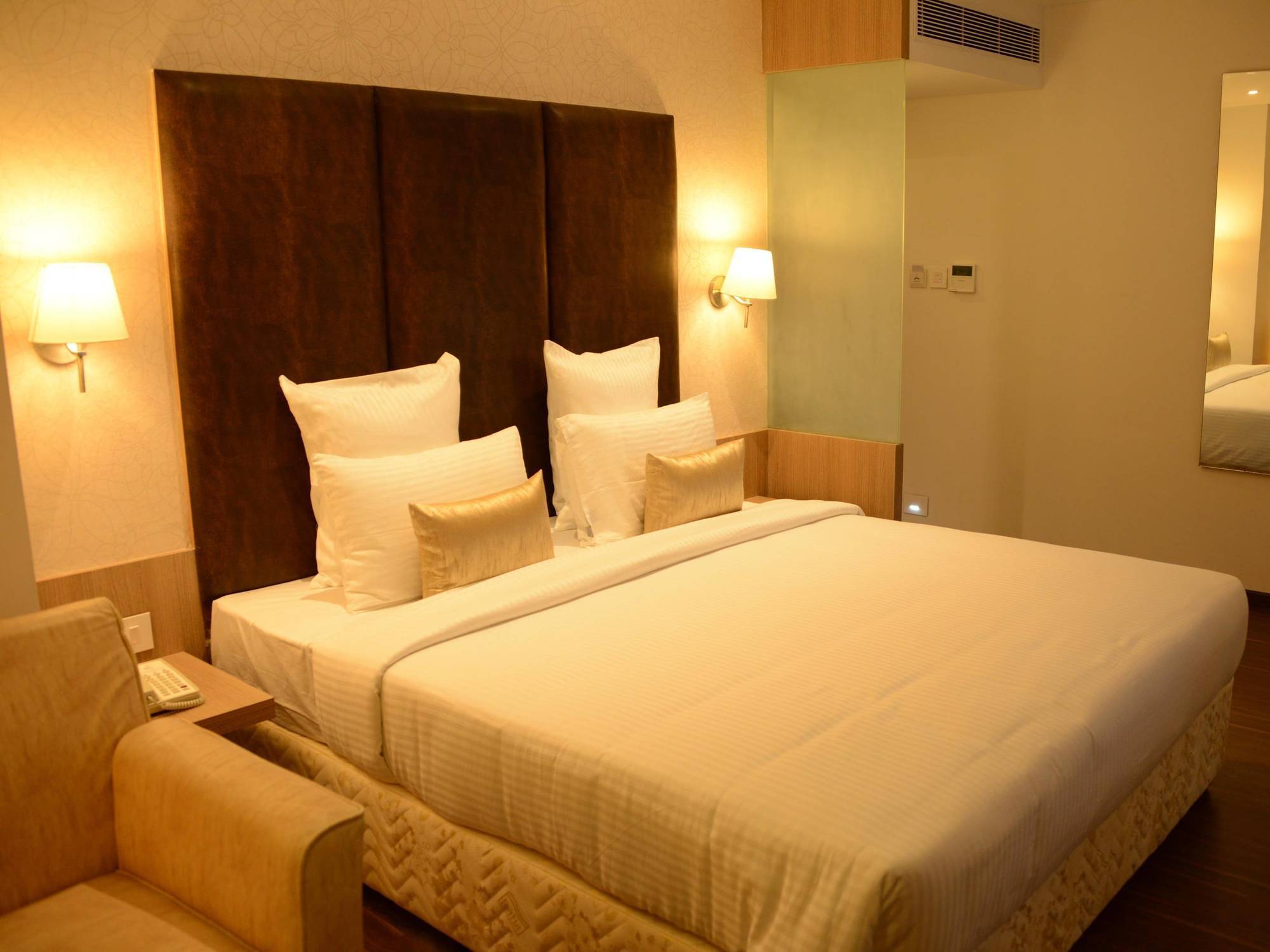 Blu Iris Hotel Chennai Exterior photo