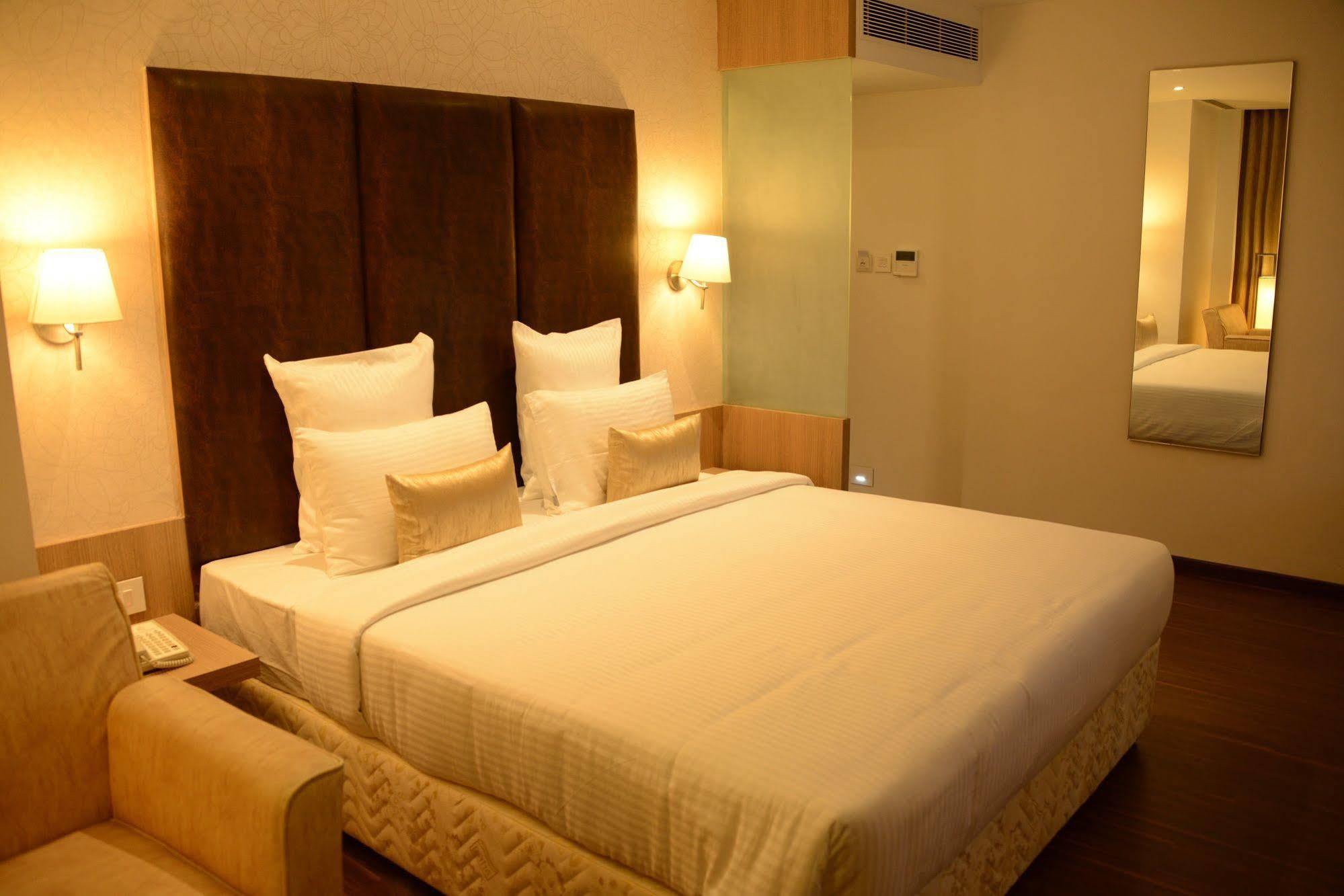 Blu Iris Hotel Chennai Exterior photo