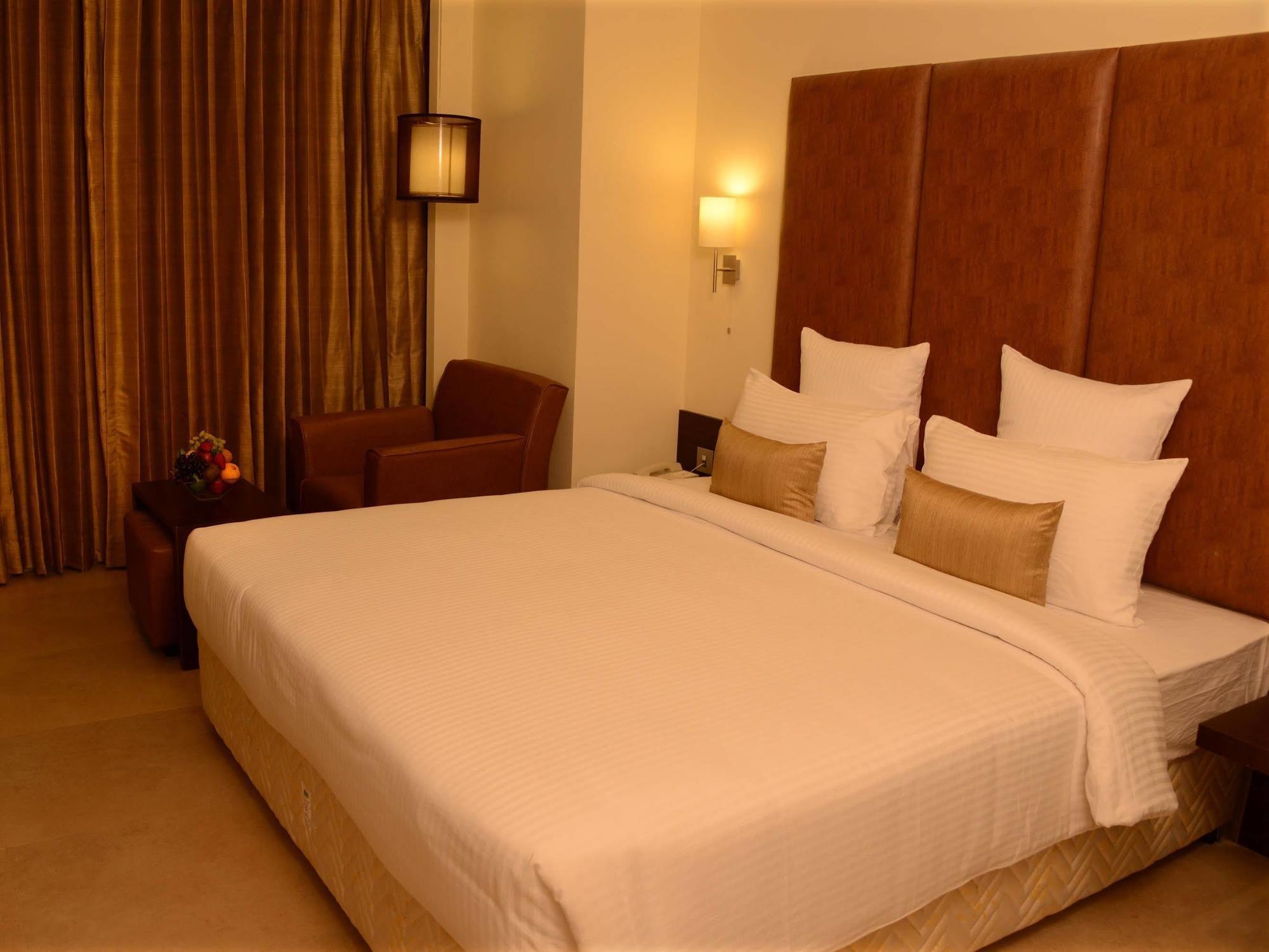 Blu Iris Hotel Chennai Exterior photo